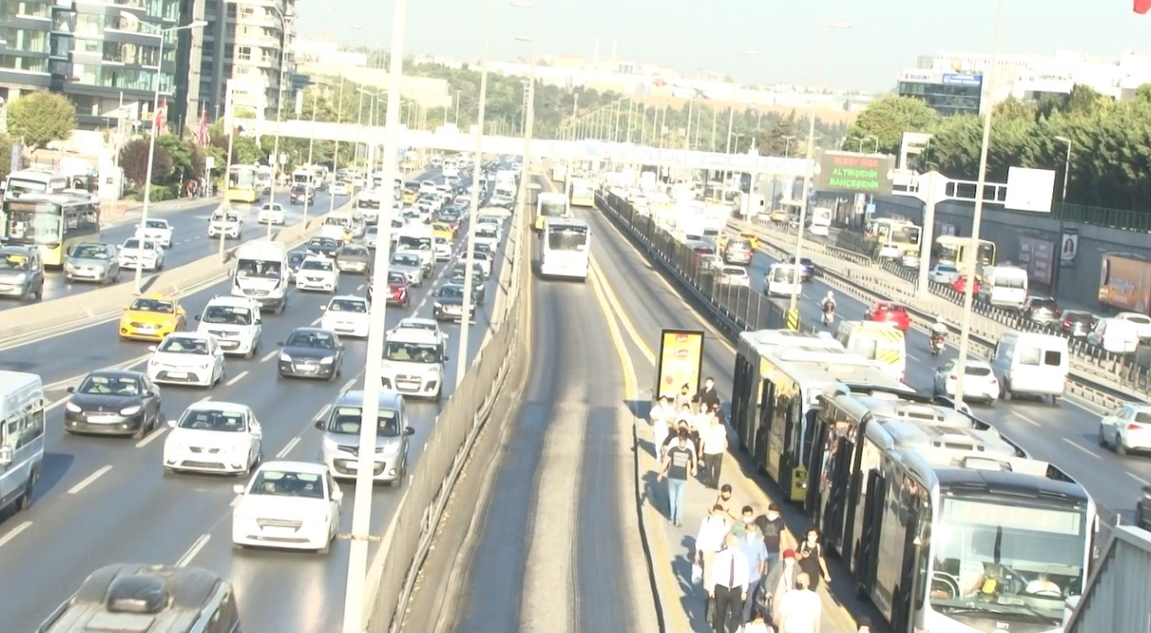 İstanbul'da yüz yüze eğitim başladı! Trafik yoğunluğu ise yüzde 51'lerde